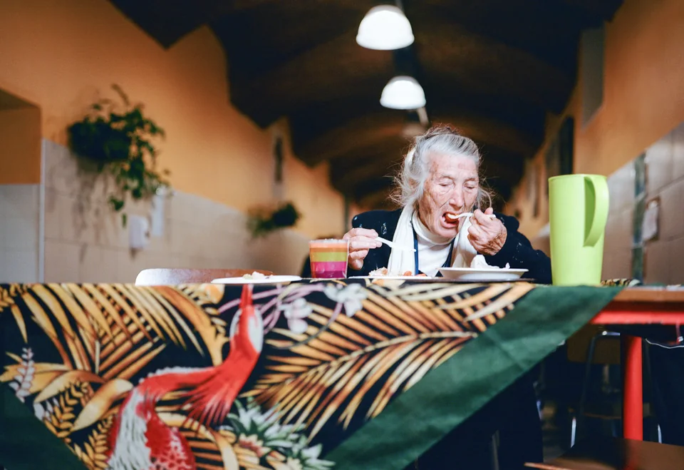 IO ABITO — Donna a tavola